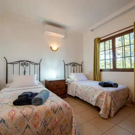 Villa Utopia, 4 Bedrooms Close To Old Town, Heated Pool With Complete Privacy *