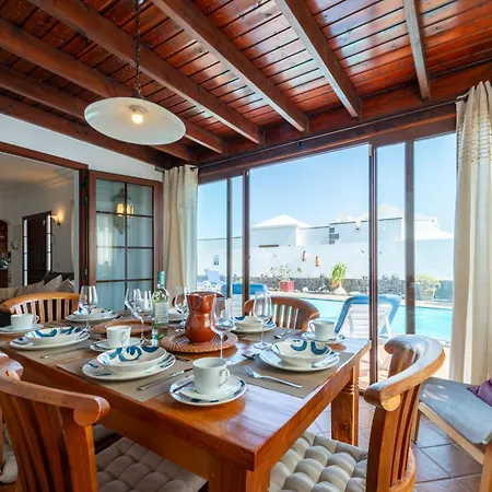 Utopia, 4 Bedrooms Close To Old Town, Heated Pool With Complete Privacy Villa