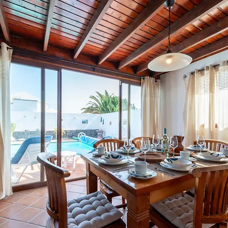 Villa Utopia, 4 Bedrooms Close To Old Town, Heated Pool With Complete Privacy