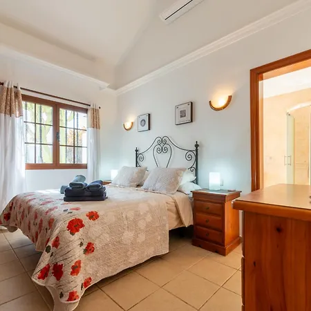 Utopia, 4 Bedrooms Close To Old Town, Heated Pool With Complete Privacy