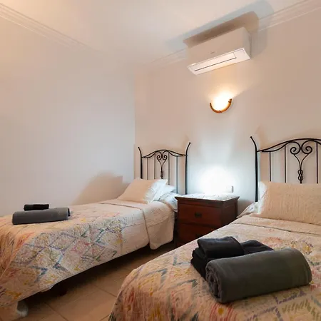 Villa Utopia, 4 Bedrooms Close To Old Town, Heated Pool With Complete Privacy